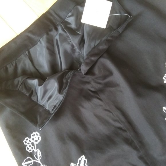 Covington Misses skirt white embroidery on black - Picture 12 of 14